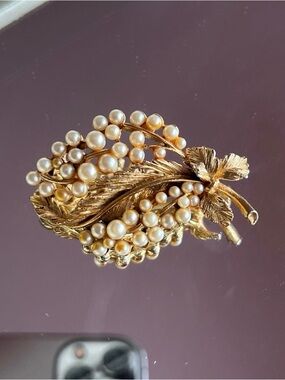 Vintage Lisner Gold Tone Flower Brooch Pin With Pearls